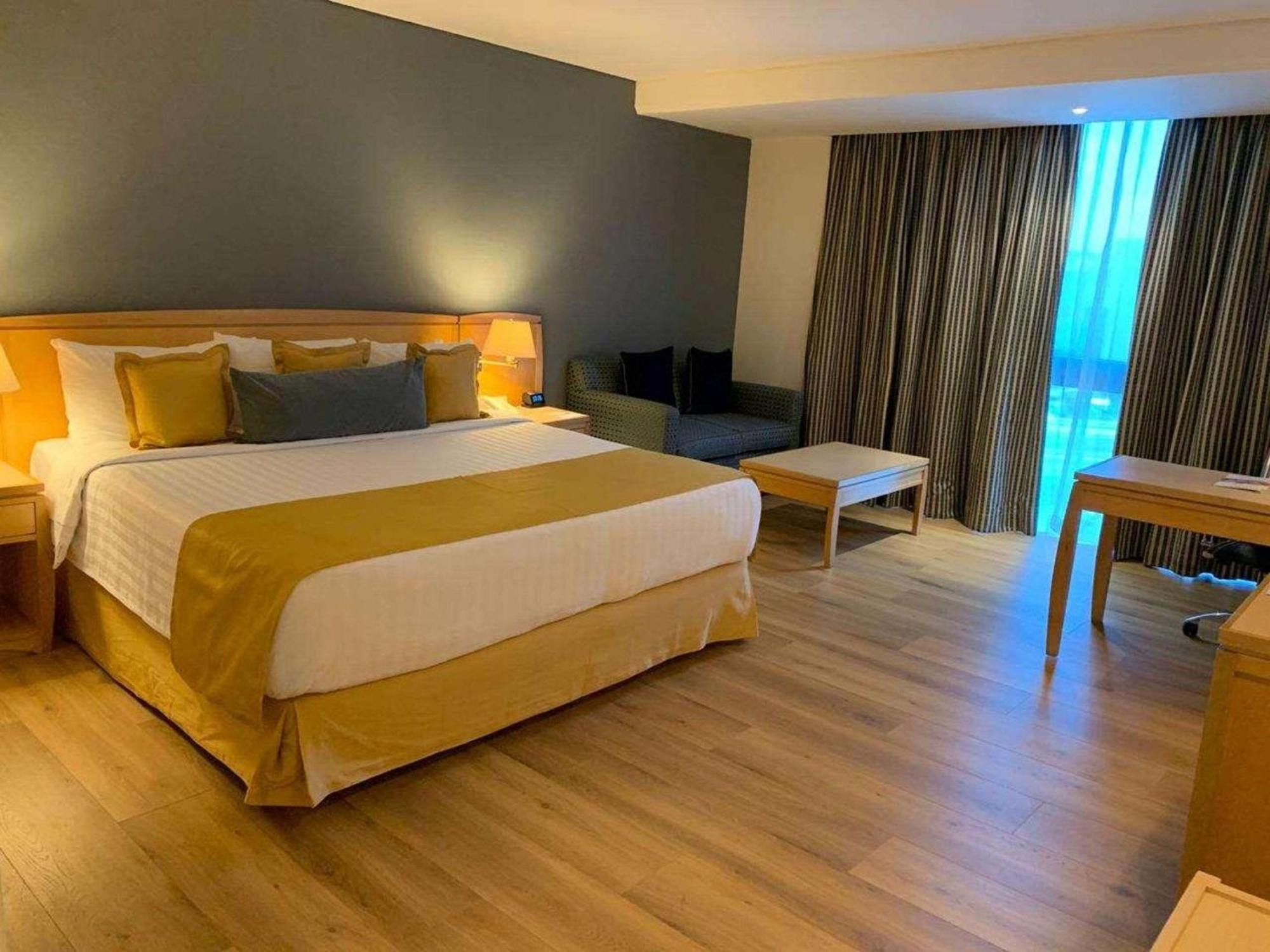 Radisson Paraiso Hotel Мехико Экстерьер фото A room at the hotel