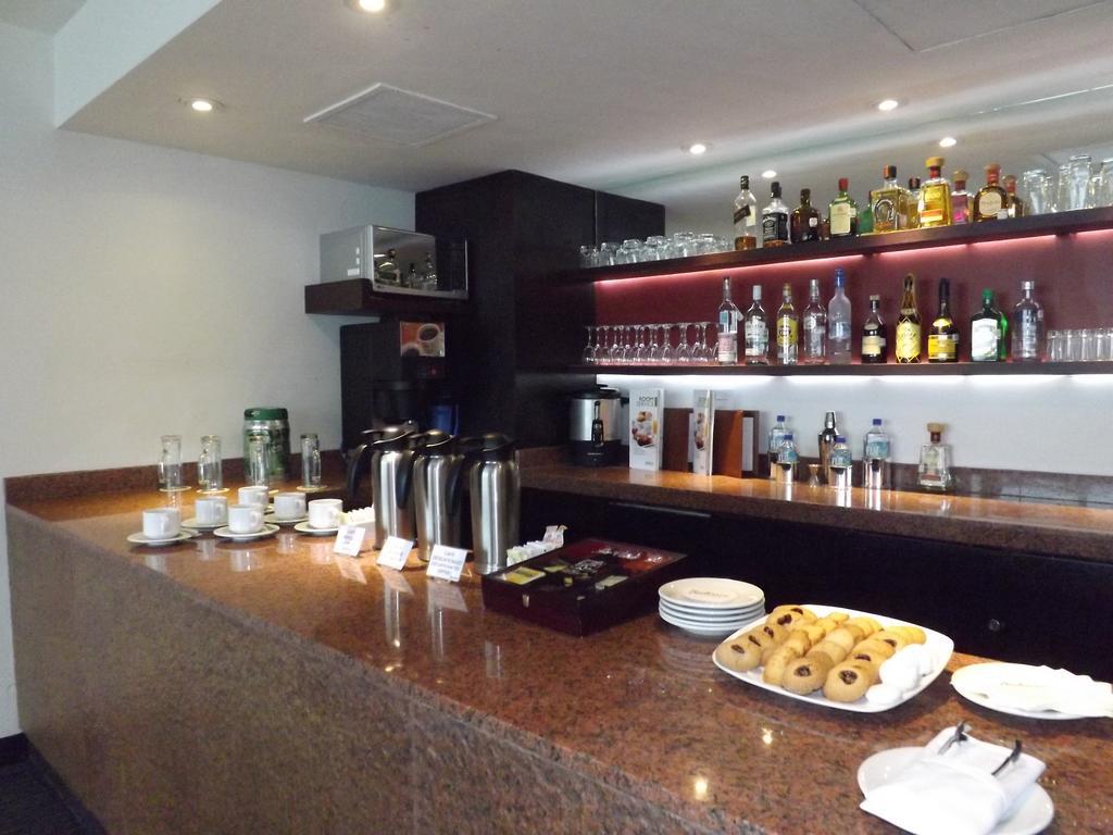 Radisson Paraiso Hotel Мехико Экстерьер фото The bar at the lounge