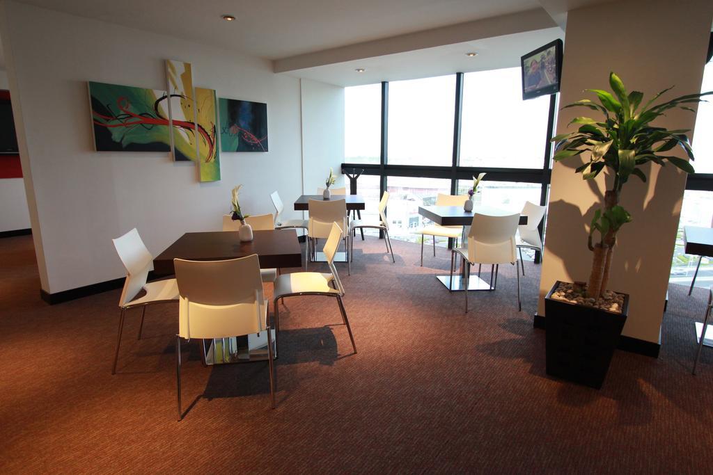 Radisson Paraiso Hotel Мехико Экстерьер фото The lounge at the airport
